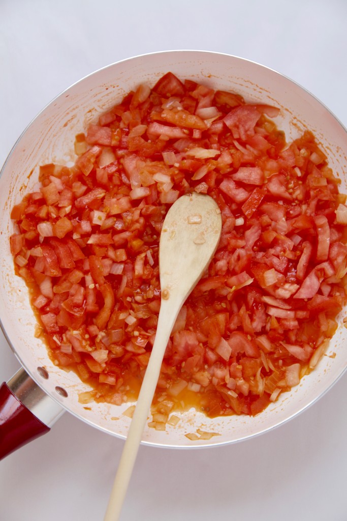 Dorando cebolla, ajo y tomate